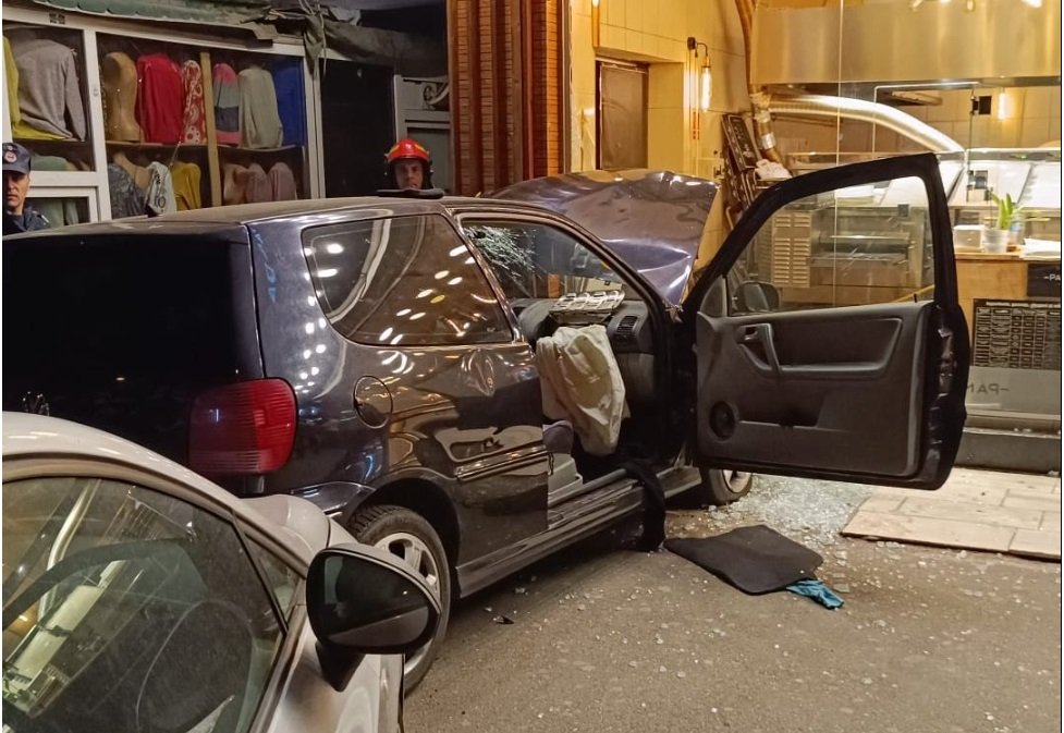 Un autoturism lovit de altă maşină a fost proiectat în vitrina unei patiserii din Ploieşti
