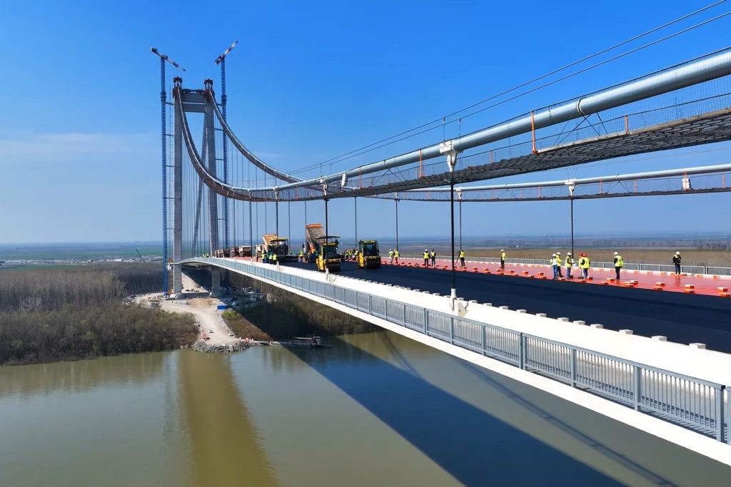  Fiul unei membre din comisia CNAIR de licitație pentru podul de la Brăila, angajat la terminarea facultății de constructorul podului ca responsabil de calitatea lucrării