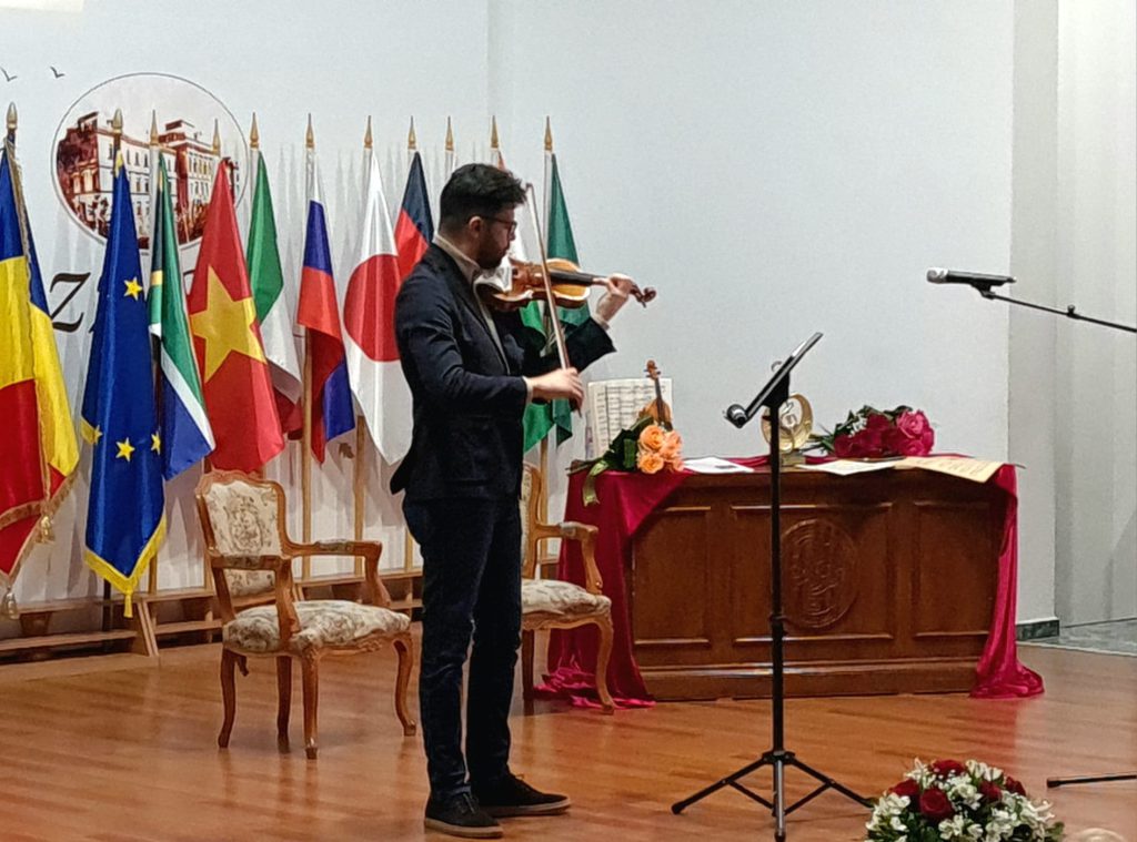  „Un Stradivarius în Şcoli” – concert rarisim ieri la Colegiul “Negruzzi”. „Este o onoare pentru orice violonist” (VIDEO)