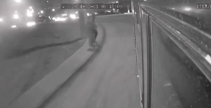  VIDEO: Momentul în care doi copii distrug geamul unui autobuz din Iaşi