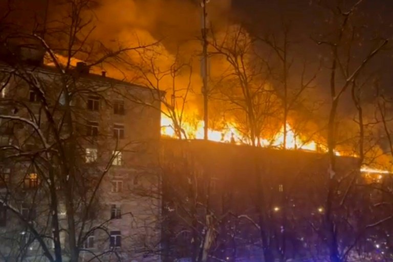  Incendiu uriaş la imobilul intelighenţiei sovietice, la Moscova