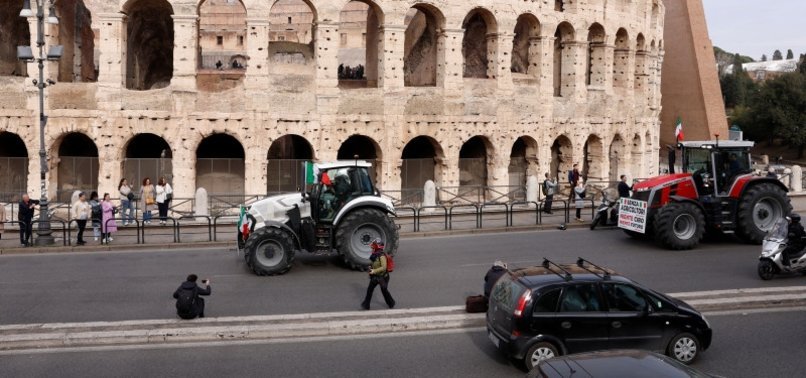  Agricultorii italieni protestează defilând cu patru tractoare de-a lungul Colosseumului