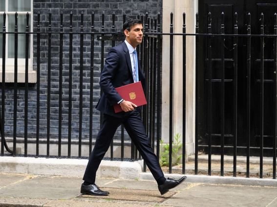  Premierul britanic Rishi Sunak a plătit anul trecut impozite de peste jumătate de milion de lire sterline