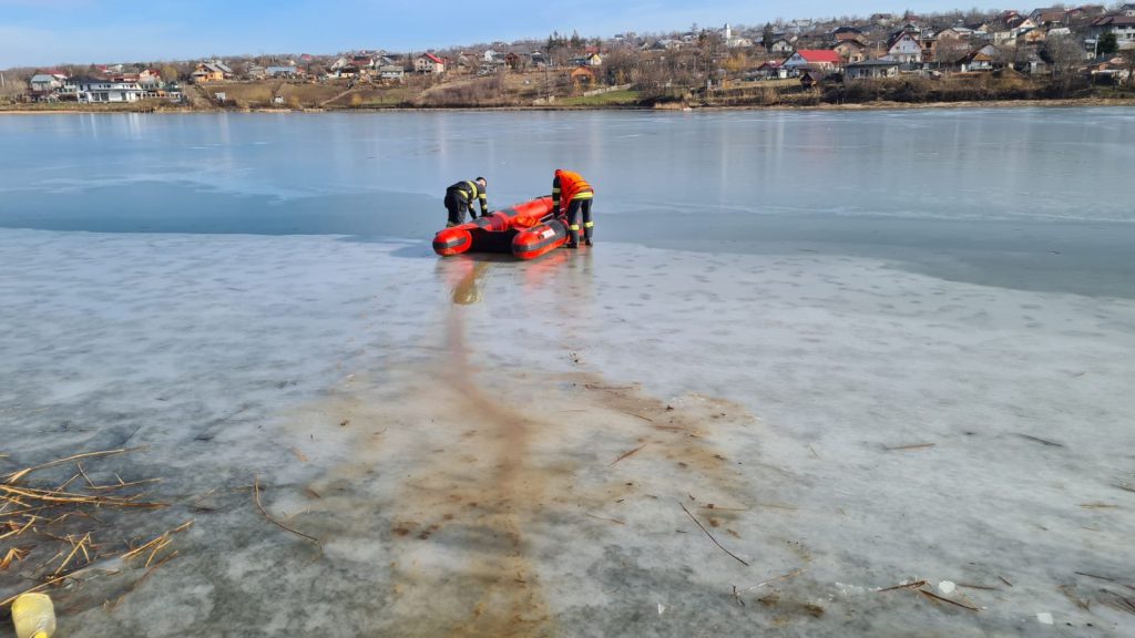  Încercare disperată a pompierilor de a salva un cățel prins în gheața lacului Dorobanț