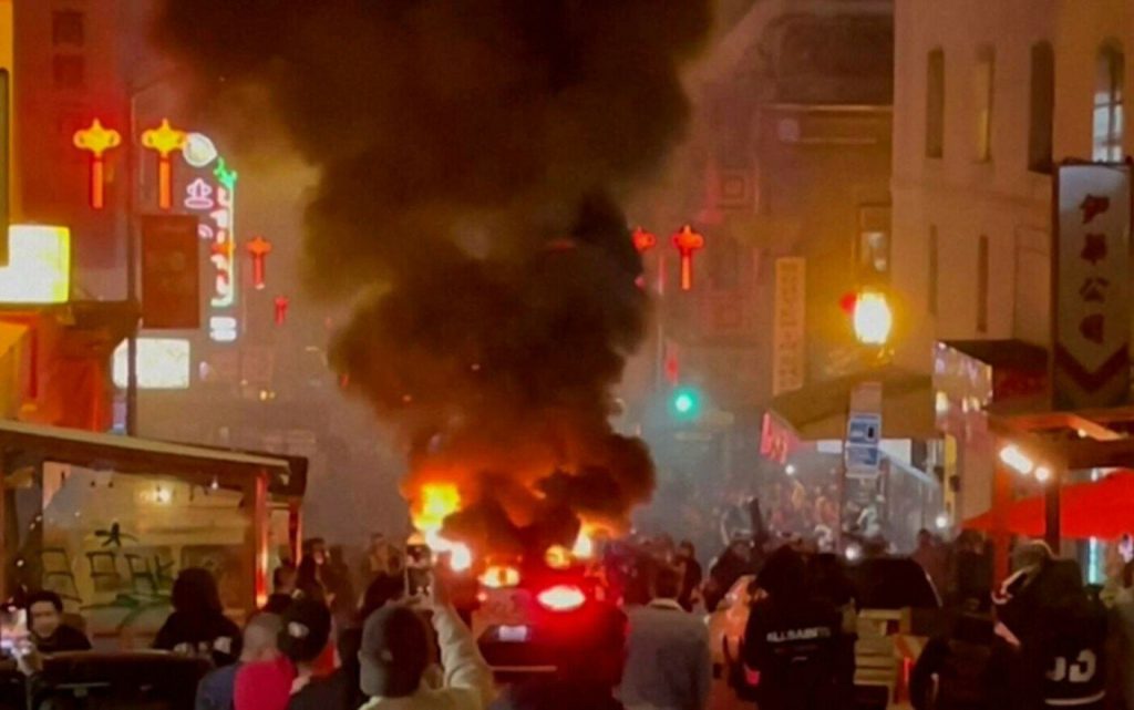  Un taxi autonom Waymo al Google, vandalizat şi incendiat la San Francisco