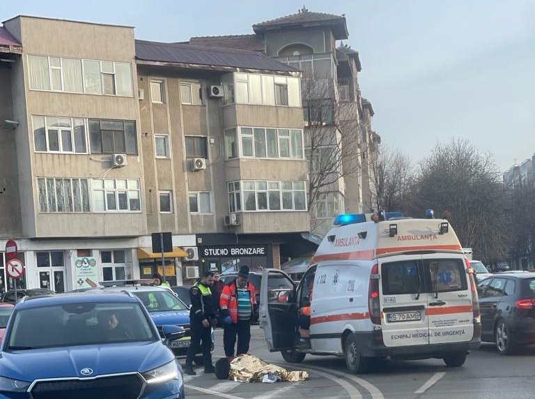  Bărbat de 43 de ani căzut din picioare pe stradă, lângă Hala Centrala (FOTO)
