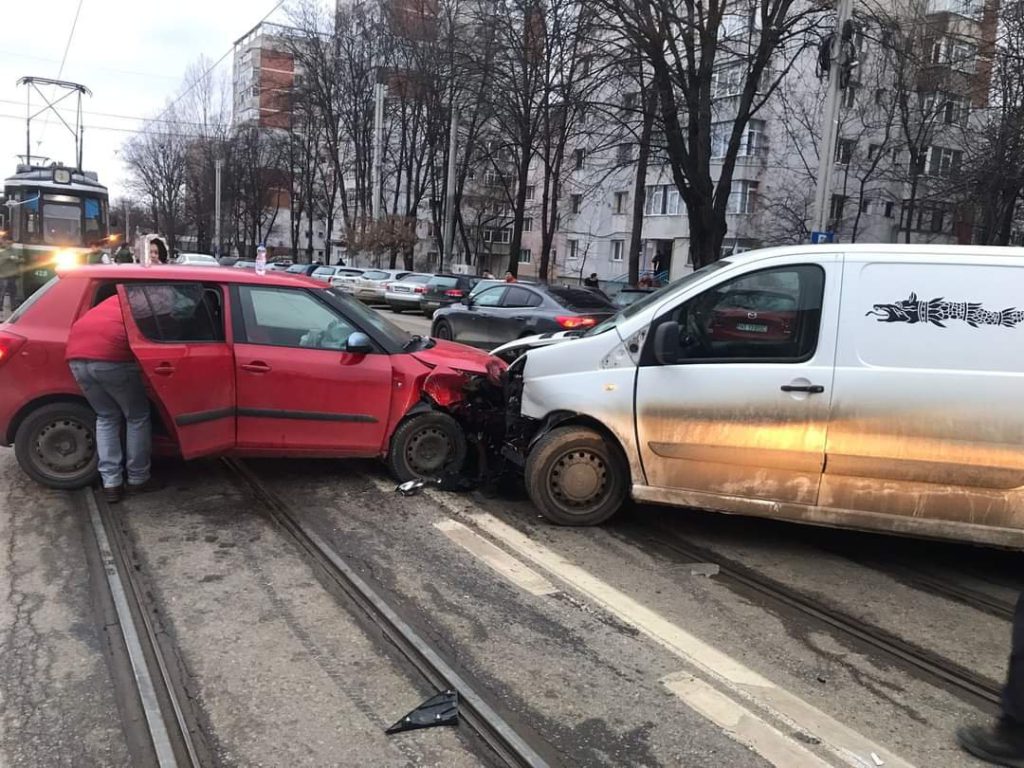  VIDEO: Două autoturisme s-au izbit frontal, pe linia de tramvai, în zona Flora (Tătăraşi)