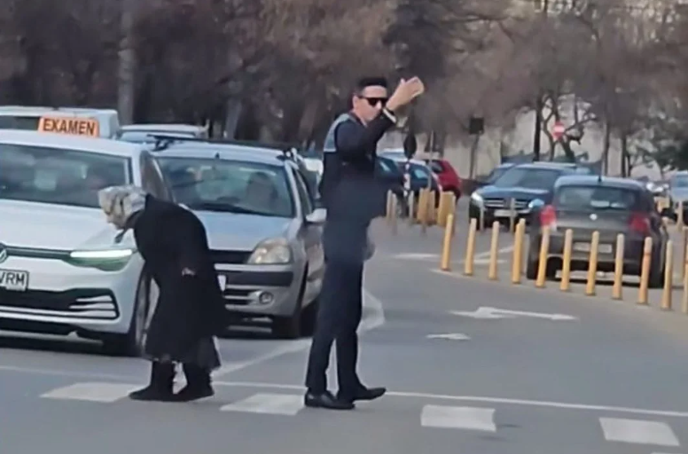  VIDEO Gest viral. Un polițist a coborât din mașină, în timpul examenului auto, pentru a ajuta o bătrânică să traverseze