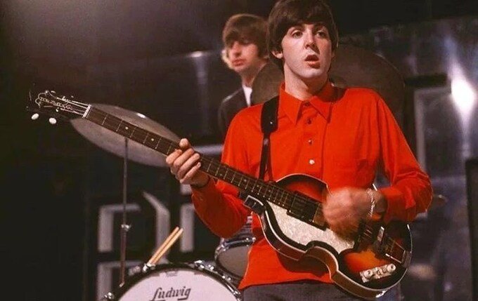  Paul McCartney a găsit chitara bas care i-a fost furată acum mai bine de 50 de ani
