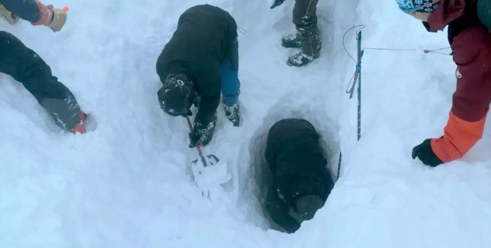  Avalanşă în zona Bâlea: Un salvamontist a murit după ce a fost aruncat pe stânci