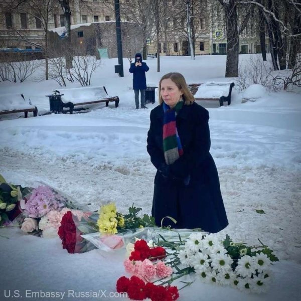  Ambasadoarea americană la Moscova vizitează un memorial improvizat pentru disidentul Navalnîi