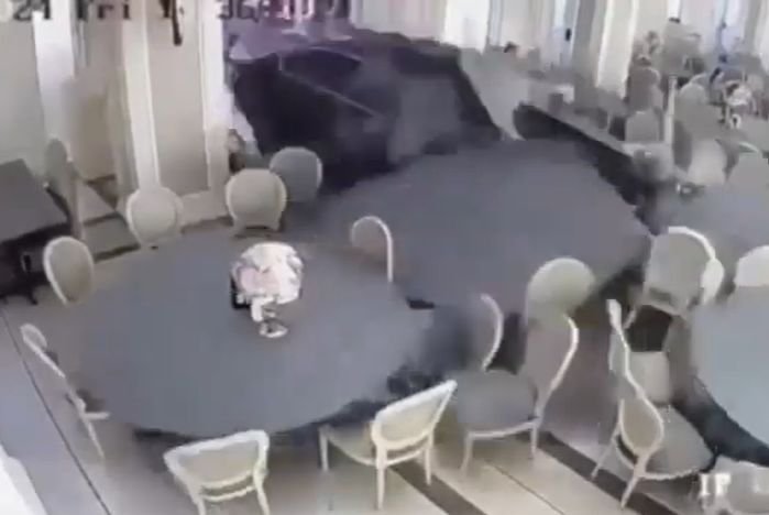  VIDEO – Un bărbat a intrat cu BMW-ul într-un restaurant din Băile Herculane