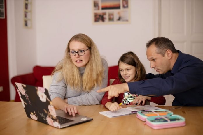  Cum poţi face homeschooling în România? Sunt sute de copii înscrişi. Cazul lui Bogdan şi Mihaela părinţi a patru copii