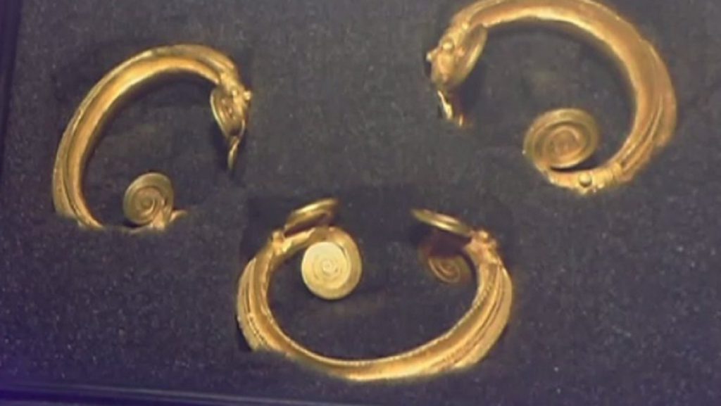  Trei brăţări preistorice din aur, furate din România, readuse în ţară