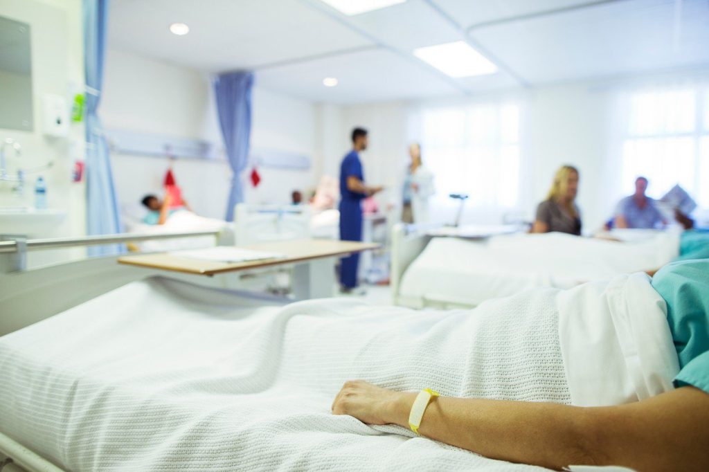  Spitalele ieşene, pline până la refuz de pacienţi cu viroze şi gripe. Medicii avertizează: „Nu vă lăsaţi păcăliţi de statistici şi de vremea caldă”