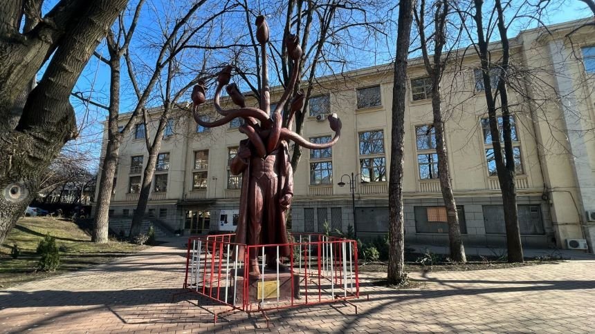  Reacţia sculptorului Costin Ioniţă, după ce o femeie a lovit cu piciorul “Hidra”: Îmi e milă de ea