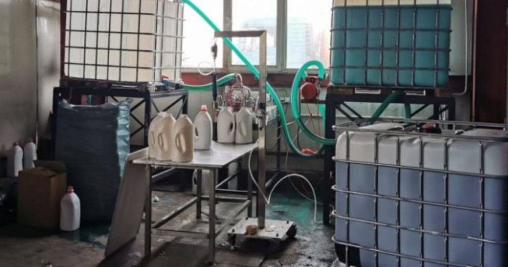  Depozit clandestin, în care erau contrafăcuţi detergenţi vânduţi sub numele unor mărci premium, descoperit în Mureş