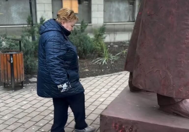  Dosar penal întocmit în cazul femeii din Iaşi care loveşte cu piciorul o statuie expusă în centrul oraşului