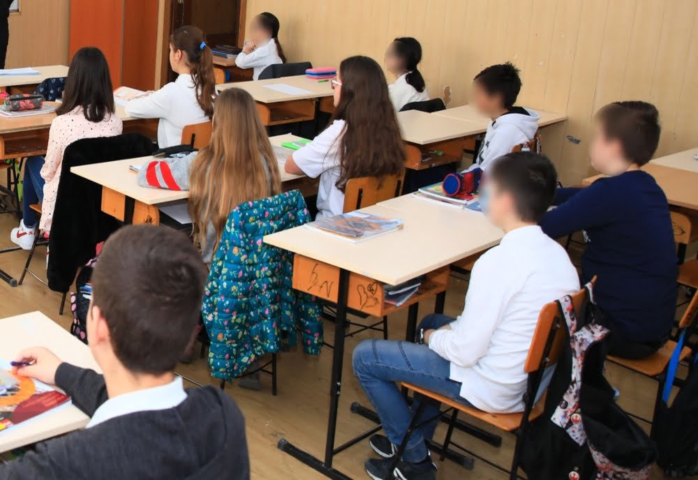  Elevii români de a VIII-a au încredere mai mare în instituţiile europene decât în cele naţionale