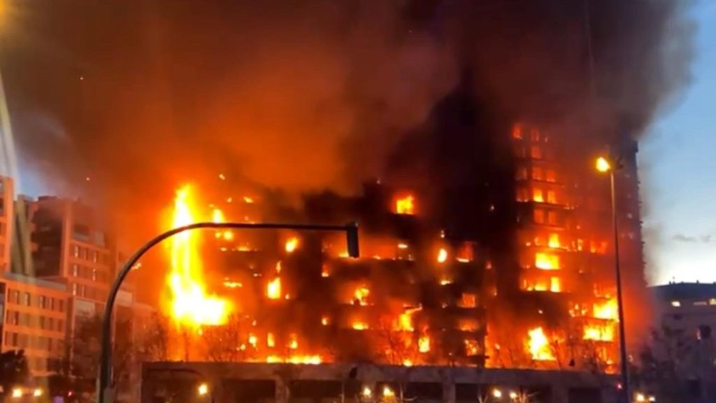  4 morți și 19 dispăruți după uriașul incendiu din Valencia într-un bloc administrat de o româncă
