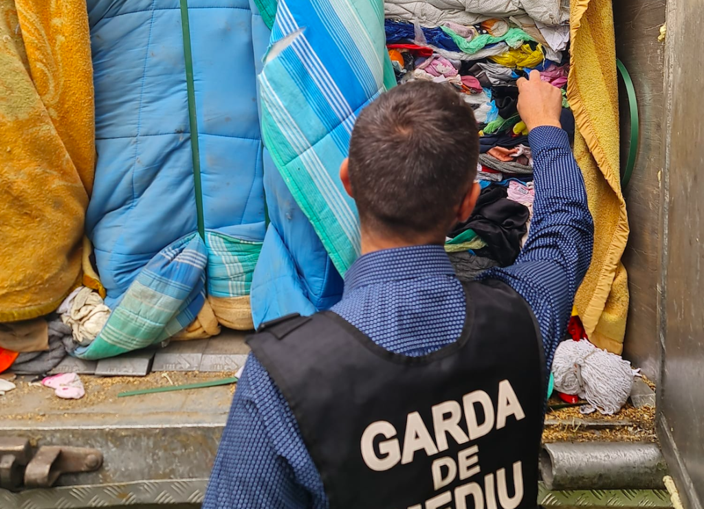  România a cedat rețelelor mafiote controlul asupra importurilor ilegale de deșeuri textile: vameșii nu văd, procurorii încadrează greșit infracțiunile, politicienii nu adaptează legislația