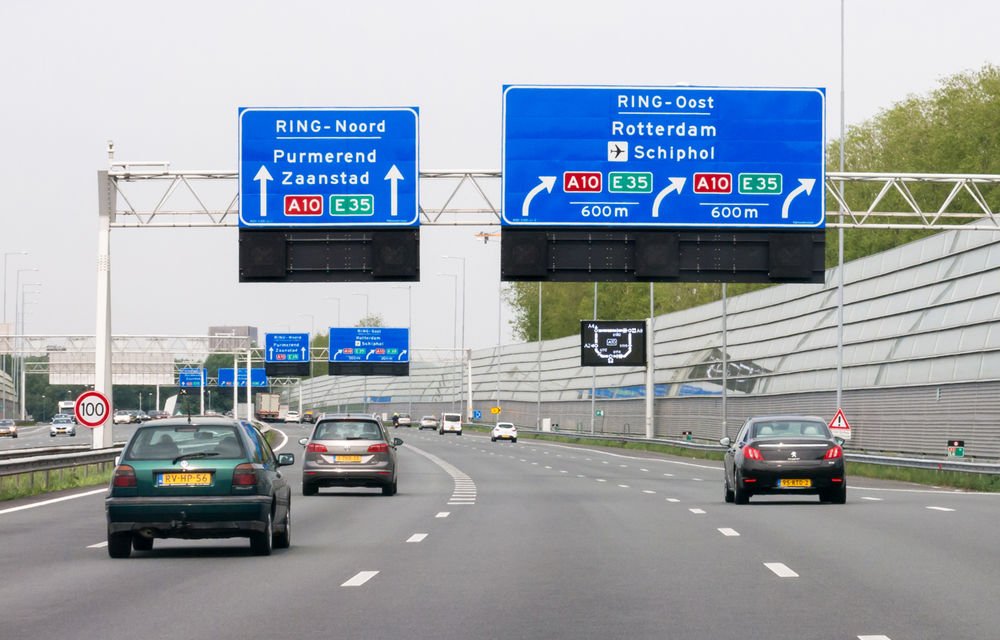  Un român a rămas fără permis pentru că circula prea lent cu TIR-ul în Olanda
