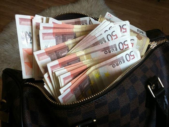  Argeş: Geantă în care se aflau circa 15.000 de euro, găsită de un poliţist aflat la cumpărături