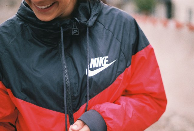 Ghidul Complet pentru Alegerea Gecilor pentru Femei: Geaca Nike vs. Geaca Guess (P)