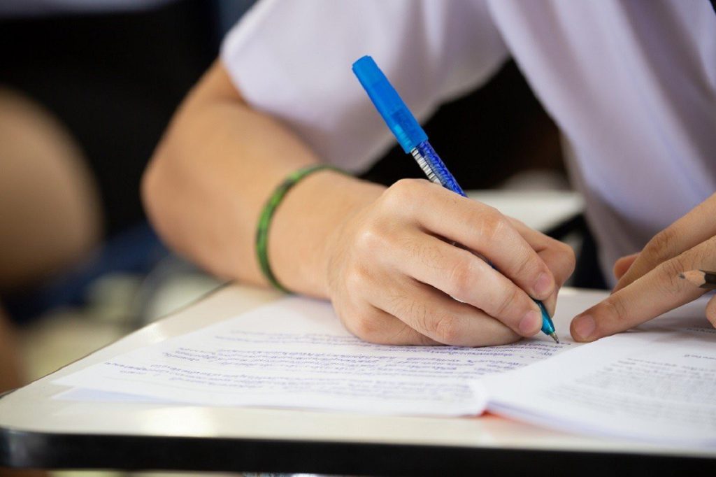  O școală din Baia nu mai poate organiza examene naţionale timp de un an, după ce 6 elevi au primit subiecte din alți ani la simularea Evaluării Naționale