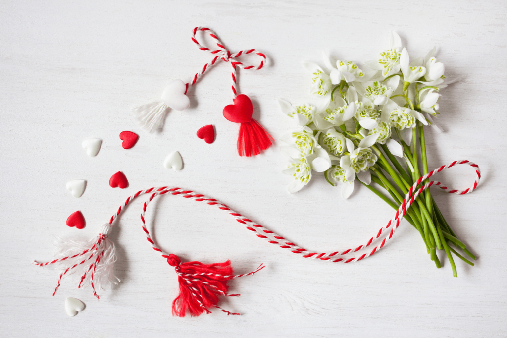  1 Martie: Şnurul împletit dintr-un fir alb şi unul roşu semnifică dorinţa despărţirii de iarnă, un vestitor al înnoirii