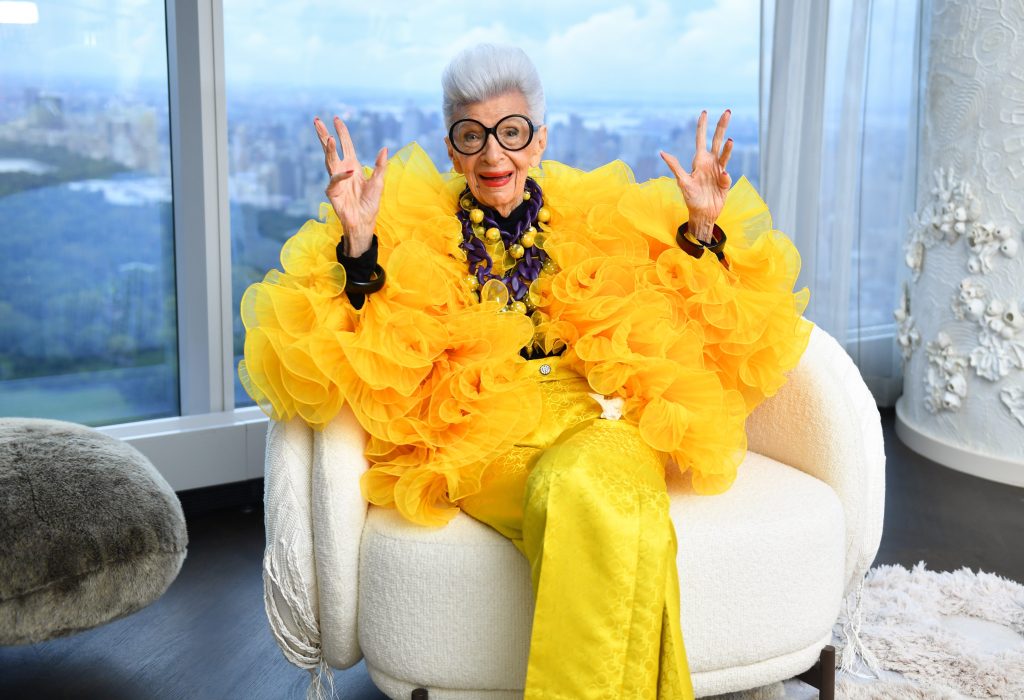  A murit Iris Apfel (102 ani). Ea era considerată simbol al modei şi „starletă geriatrică”
