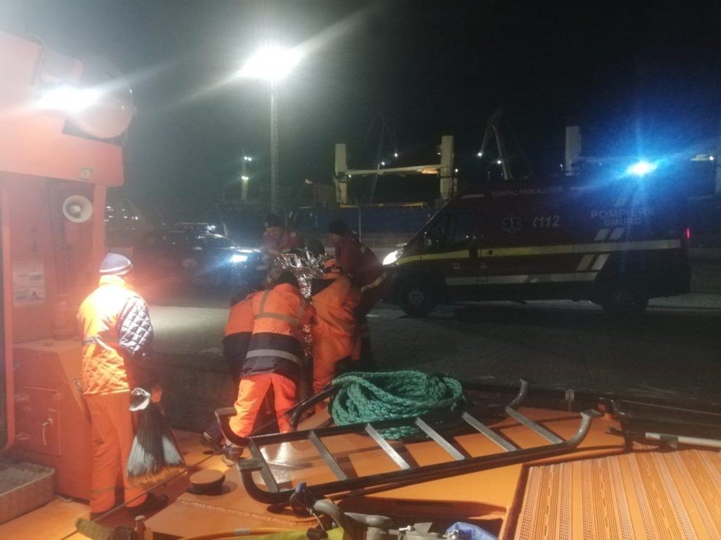  Incendiu la bordul unei nave cu 16 persoane, în rada Portului Sulina