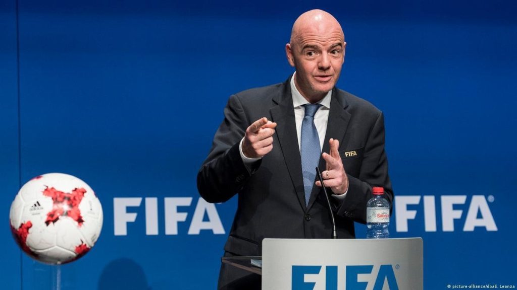  Gianni Infantino, preşedintele FIFA, nu este de acord cu implementarea cartonaşului albastru în fotbal