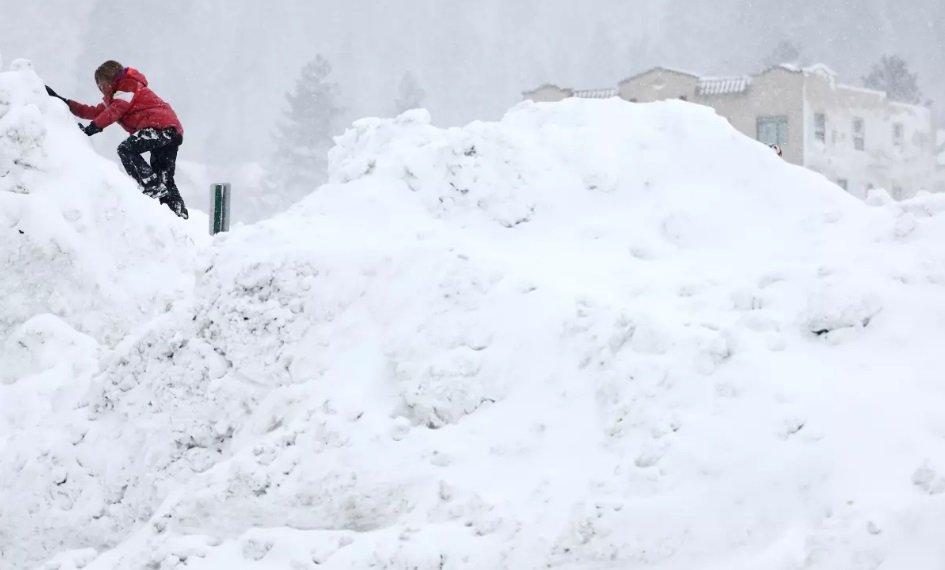  Un viscol puternic a lovit California şi Nevada, iar în unele zone a nins abundent