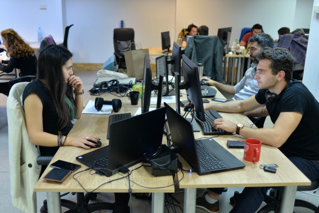  România este pe locul II în Europa la numărul de angajaţi din IT&C. Patru din zece sunt femei