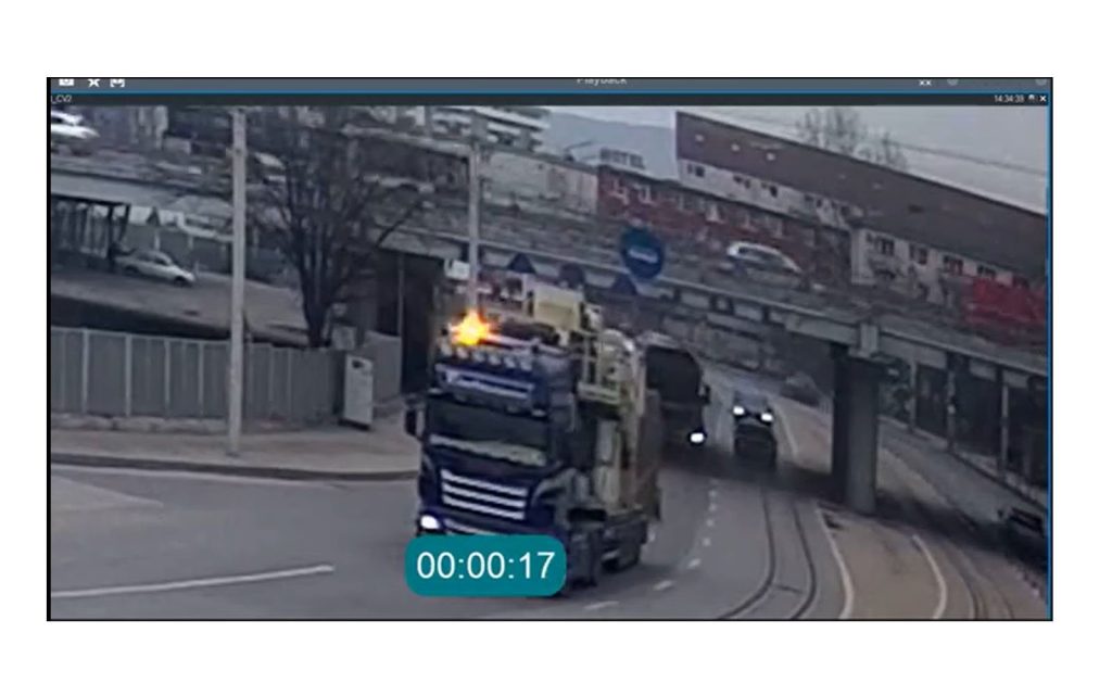  Un trailer a distrus reţeaua de fir-contact din zona podului Nicolina, iar apoi a dispărut VIDEO