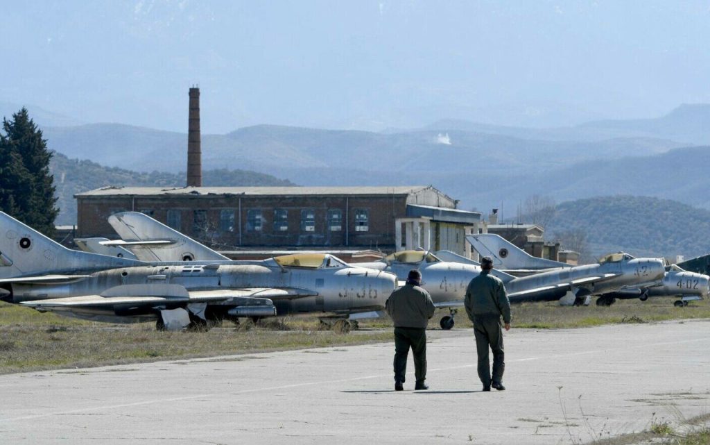  Albania redeschide pentru NATO o bază aeriană care cândva era avanpost sovietic
