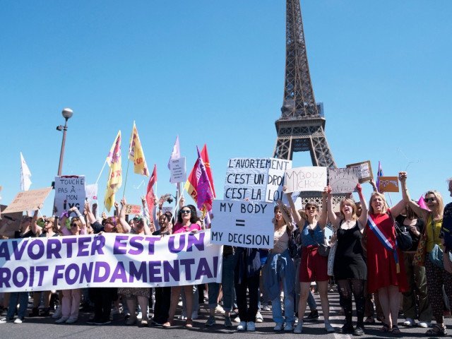  Premieră mondială. Franţa înscrie dreptul la avort în Constituţie