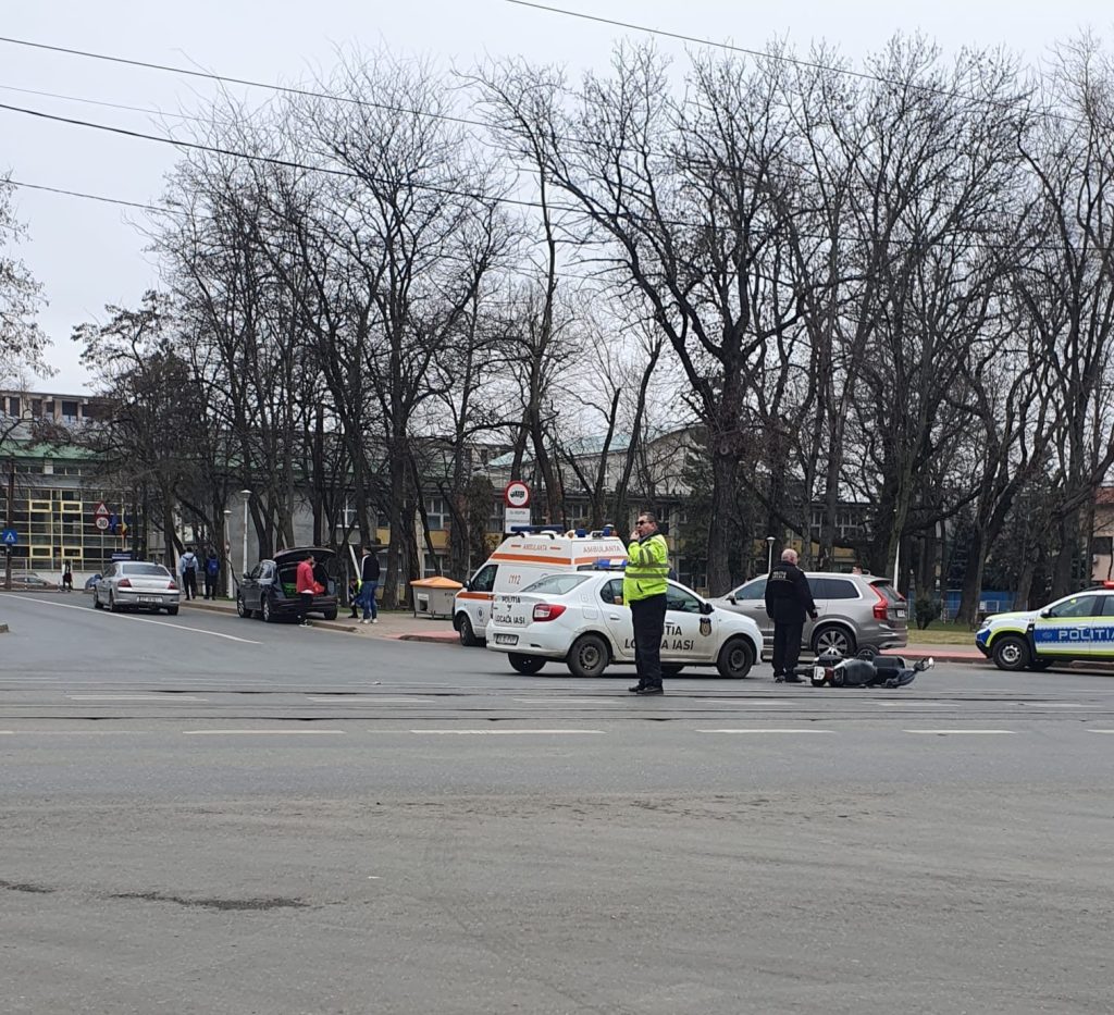  Accident grav în Copou, lângă stadion: Un scuter, izbit de o maşină – FOTO