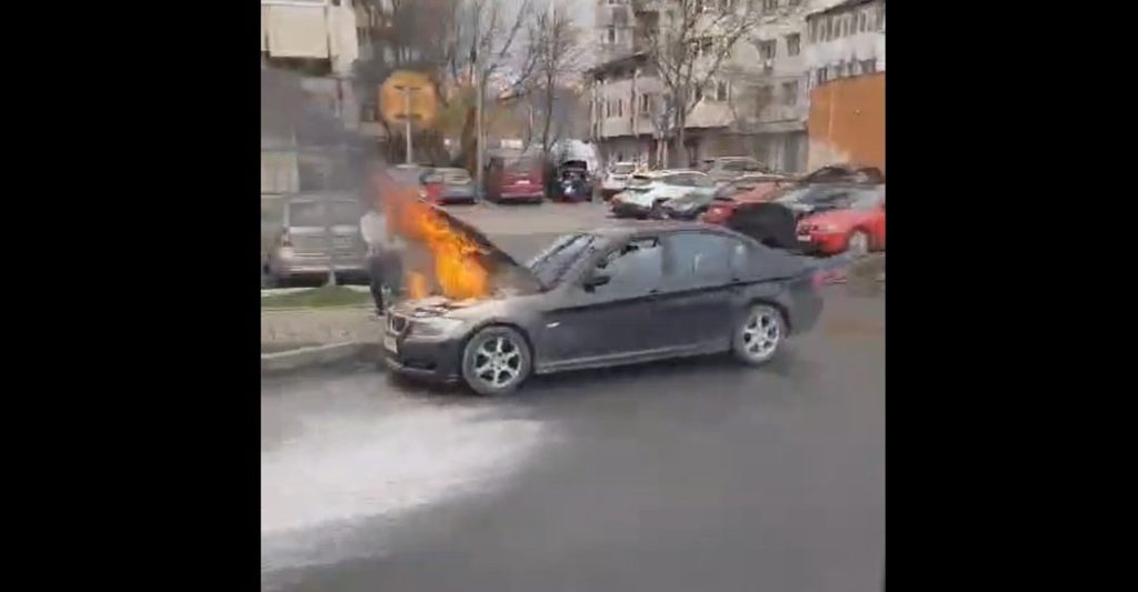  Autoturism BMW în flăcări la ieşierea din Iaşi, în Canta VIDEO
