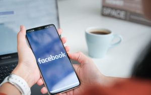 A picat Facebook: Utilizatorii raportează că au fost daţi afară din cont şi nu se pot reloga