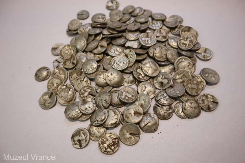  Comoară cu monede vechi de argint, descoperită în Vrancea. Va ajunge la Iaşi