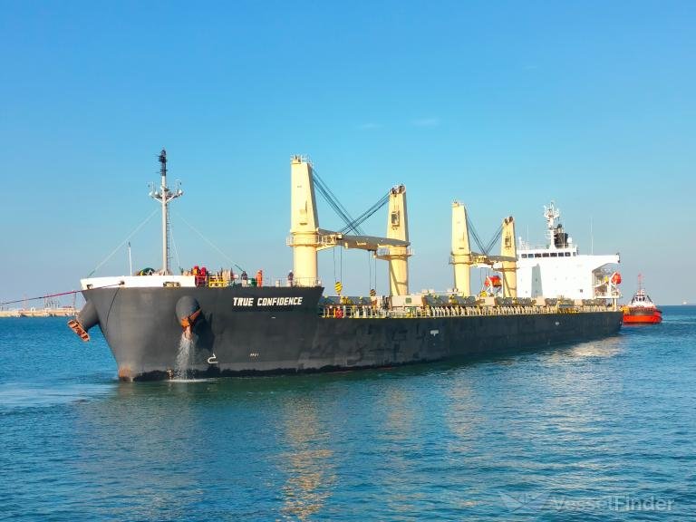  Doi membri ai echipajului unei nave cargo au fost ucişi de o rachetă trasă de rebelii houthi