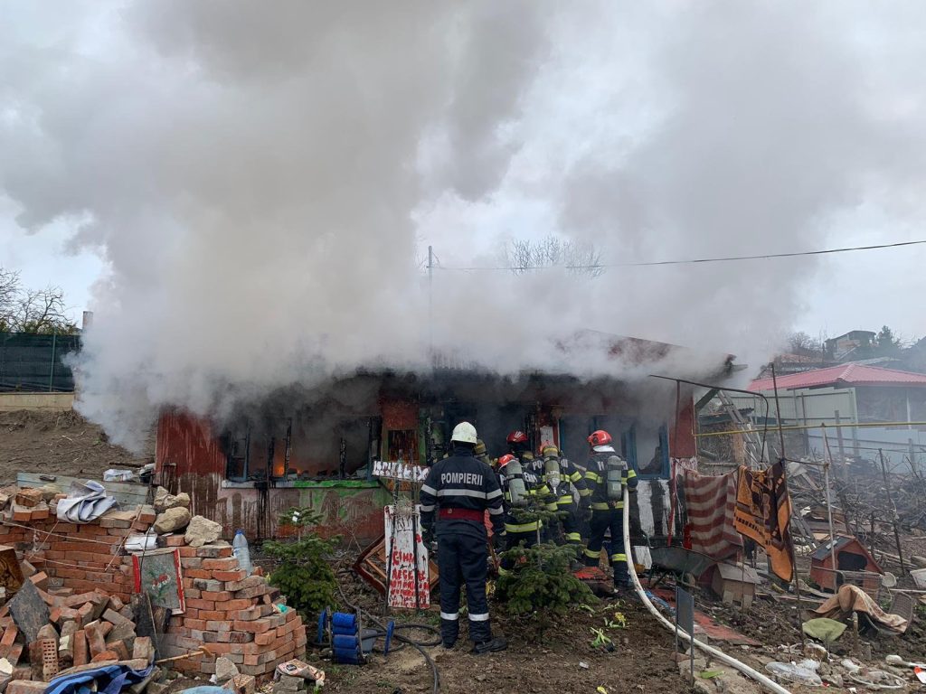  O casă din Șorogari, cuprinsă de flăcări