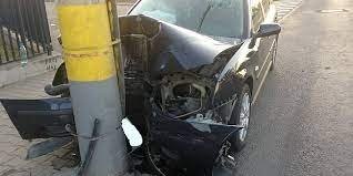  O mașină s-a înfipt într-un stâlp la Ciurea