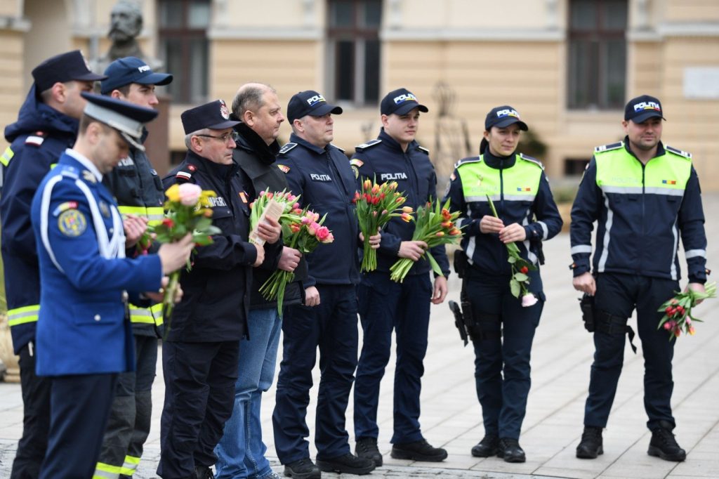  Polițiștii ieșeni au împărțit flori ieșencelor ieșite în cale pe Bulevardul Ștefan cel Mare