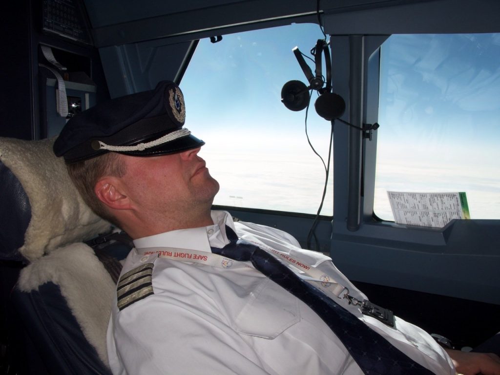  Doi piloţi au dormit timp de aproape 30 de minute în timpul zborului, în timp ce conduceau un avion cu 153 de pasageri