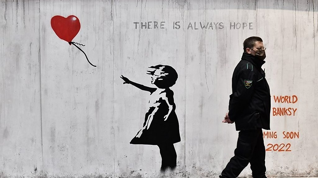  O dispută juridică l-ar putea obliga pe artistul misterios Banksy să-şi dezvăluie numele real