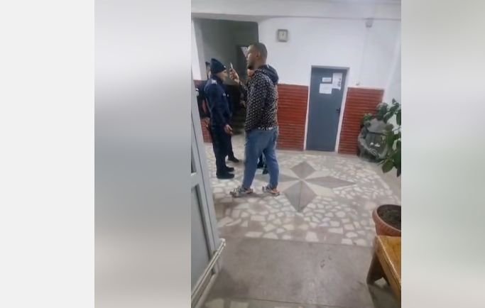  Cei doi bărbaţi, tată şi fiu, care au înjurat poliţişti în secţia din Gorj, arestaţi preventiv