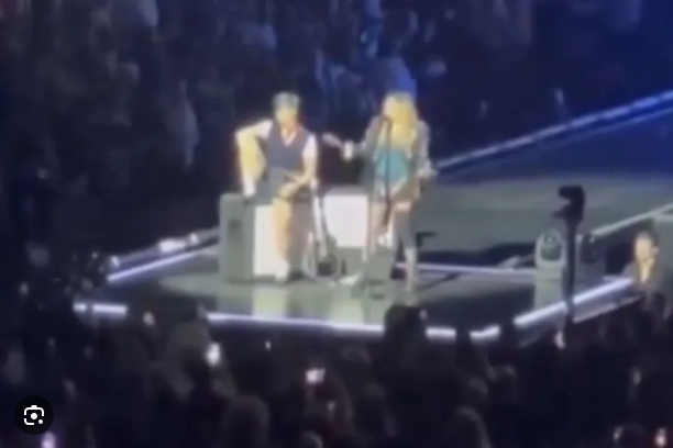  VIDEO Madonna, „linşată” online după un concert în LA. Artista i-a cerut unui fan în scaun cu rotile să se ridice în picioare